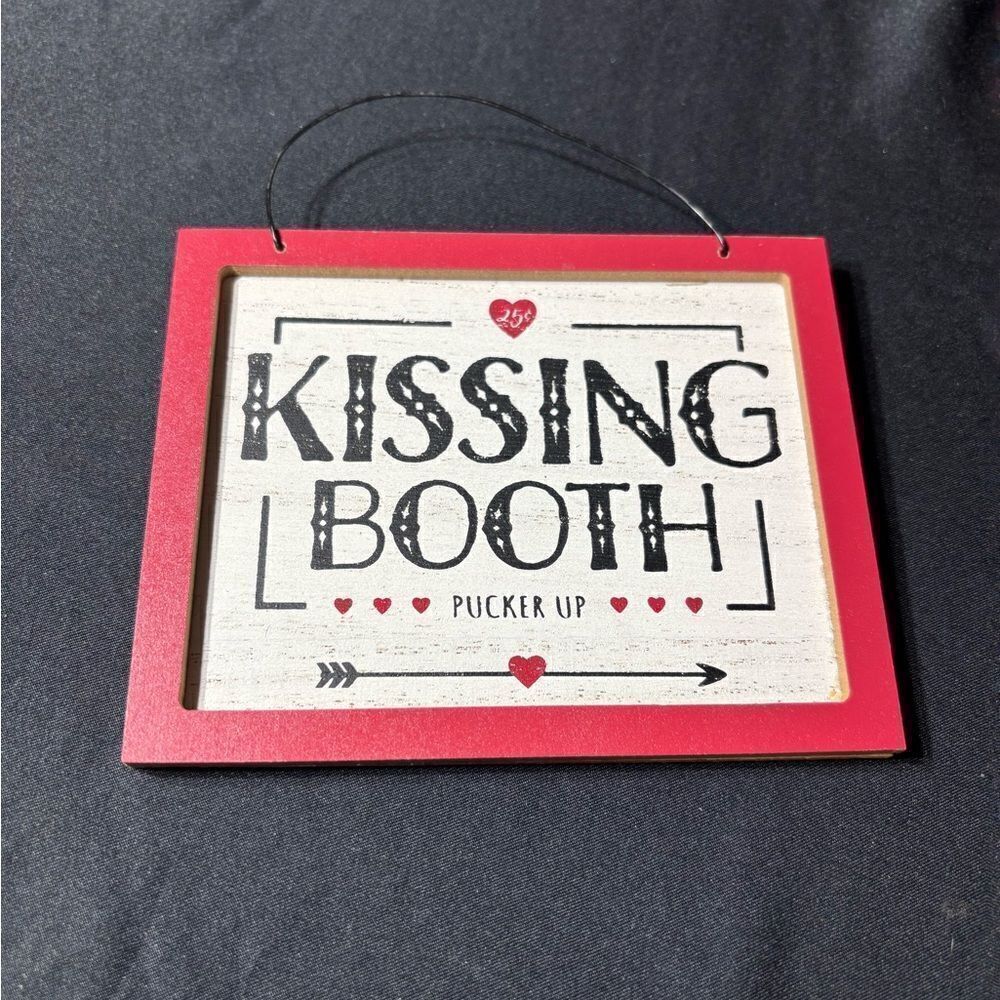 ❤️🥰❤️ NEW  Valentine’s Day Kissing Booth Sign 4” x 5” NWT